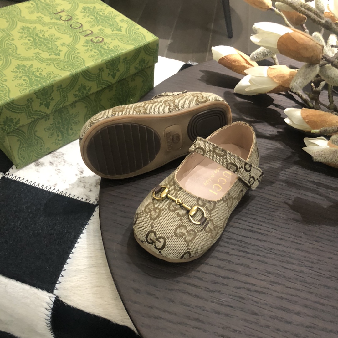 Children's shoes child